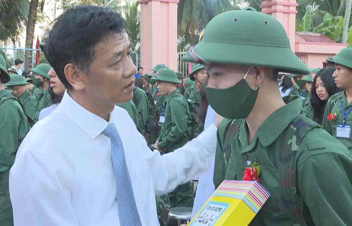 Bí thư Tỉnh uỷ Sóc Trăng dự lễ giao - nhận quân tại Kế Sách